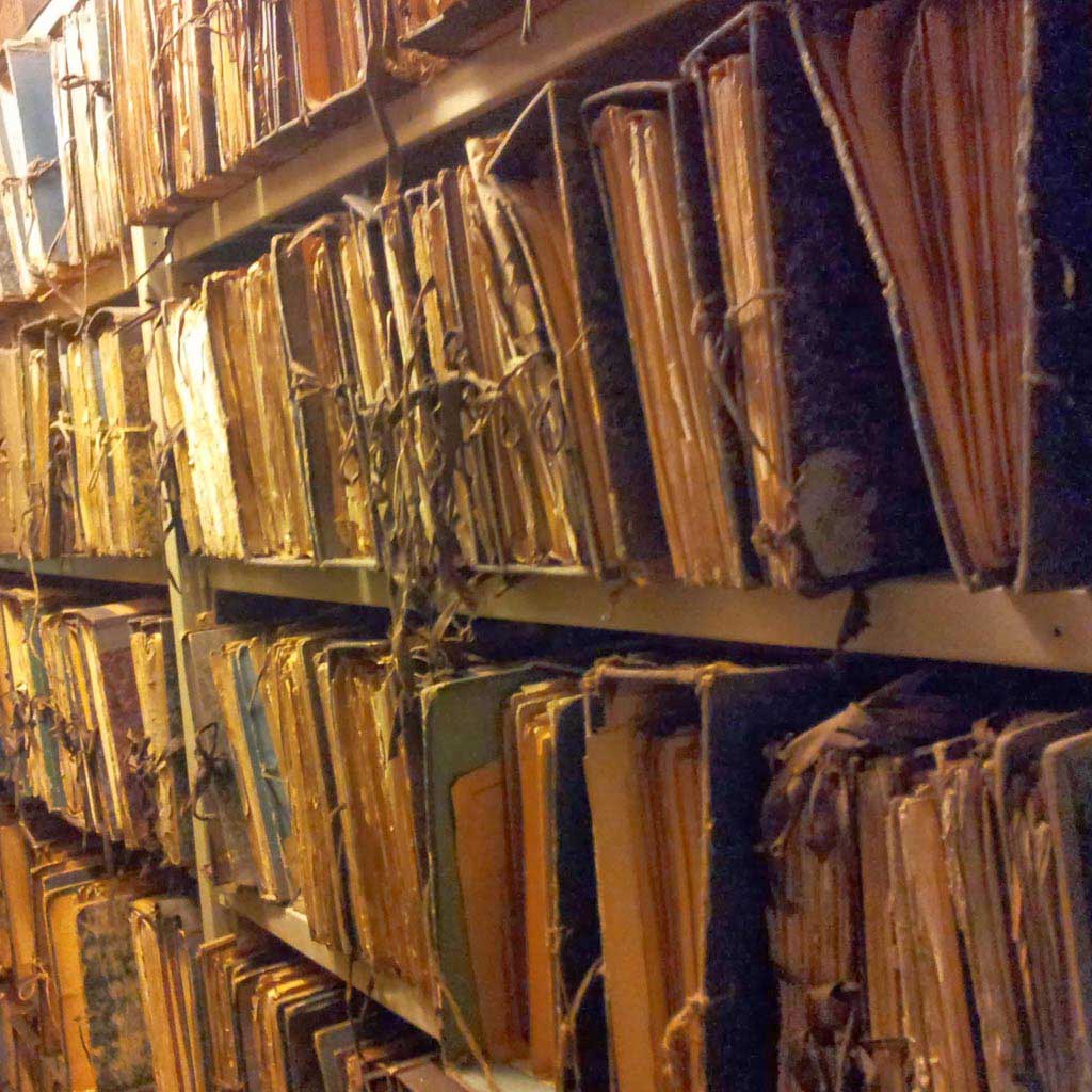 Vieux classeurs avec vieilles archives à l'intérieur